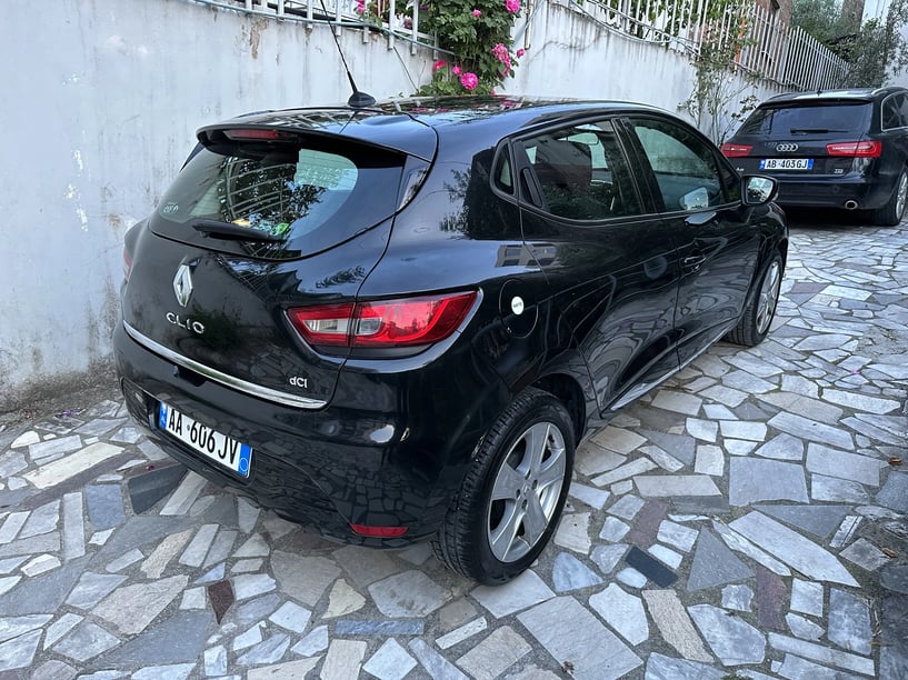 Merrni me qira një makinë në Tirana