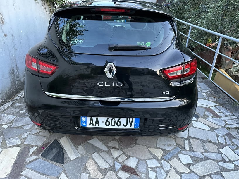 Merrni me qira një makinë në Tirana