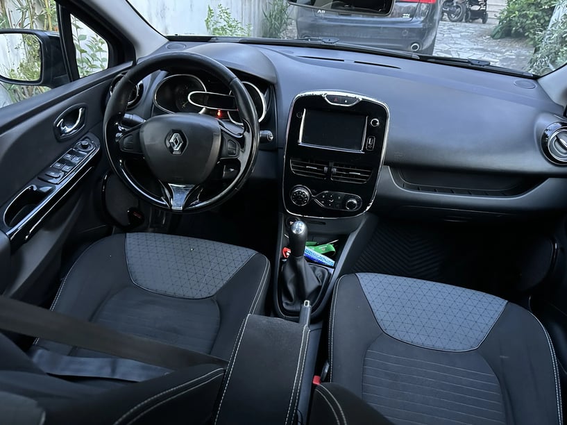 Merrni me qira një makinë në Tirana