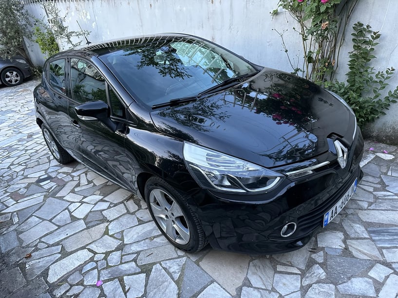 Merrni me qira një makinë në Tirana