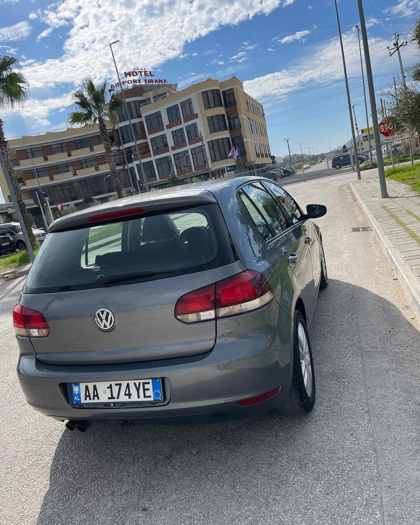 Noleggia un'auto a Tirana