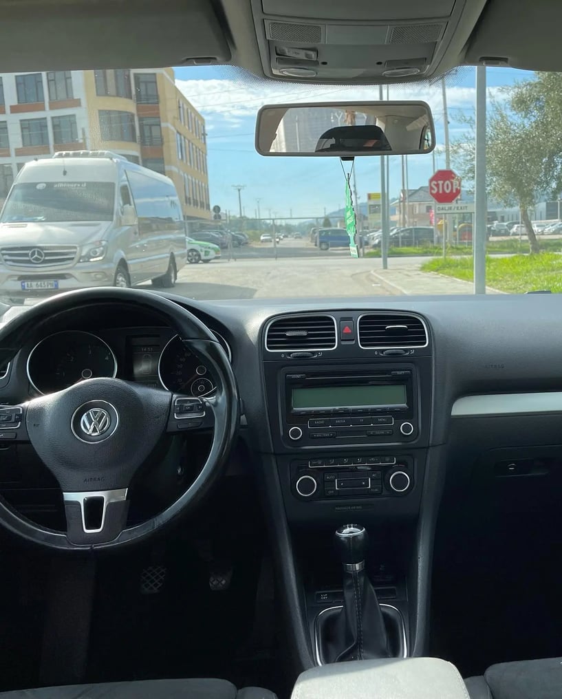 Noleggia un'auto a Tirana