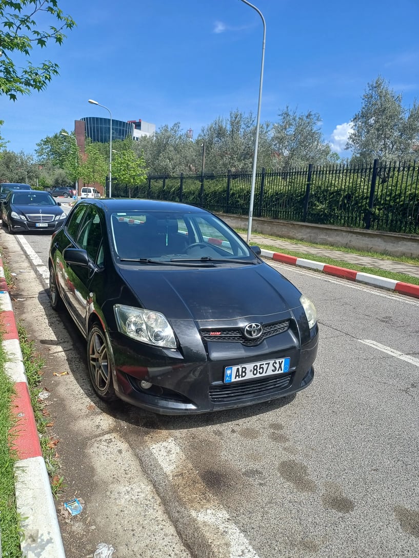 Merrni me qira një makinë në Tirana