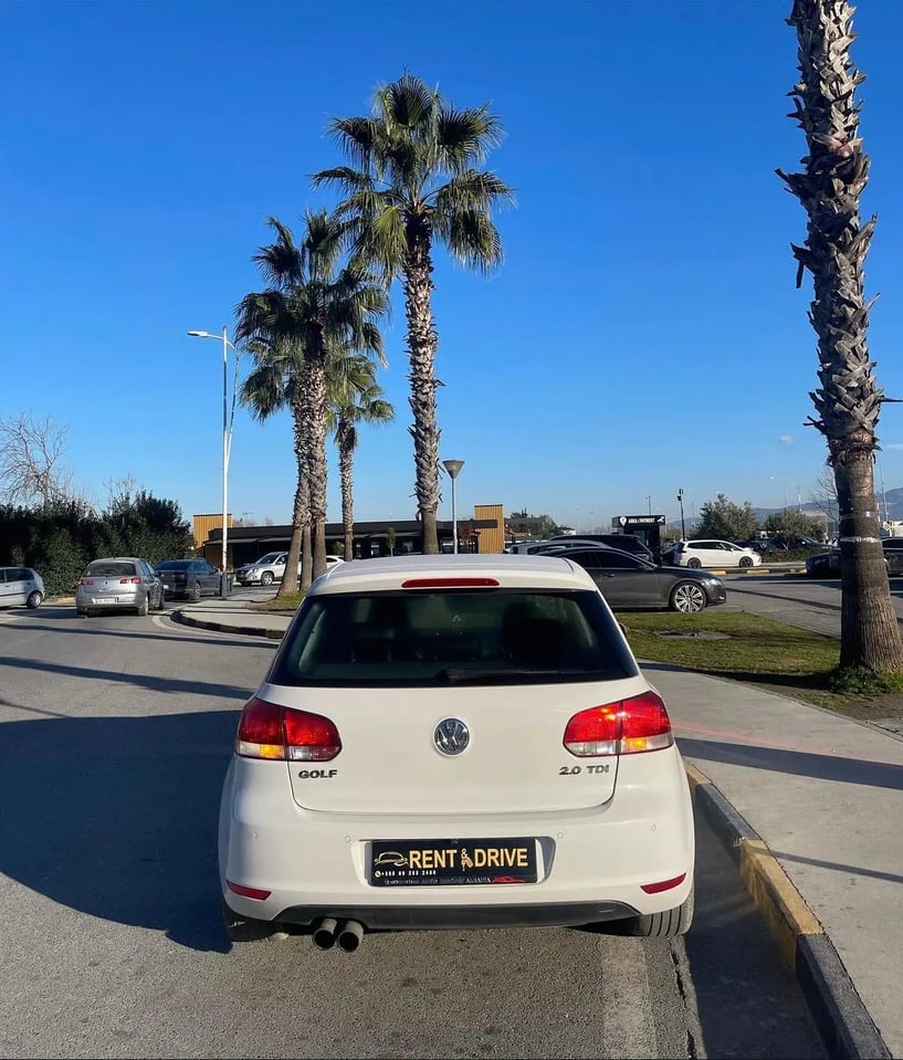 Merrni me qira një makinë në Tirana