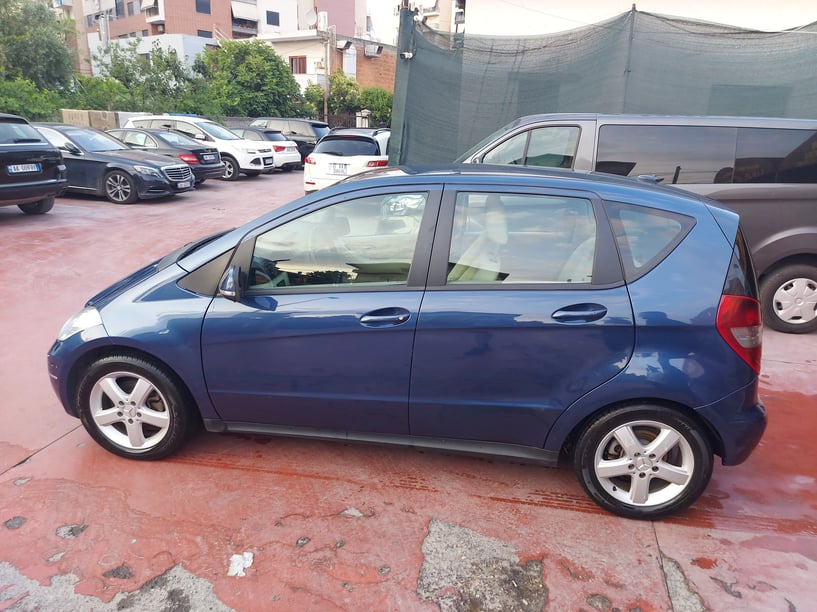 Alquila un coche en Tirana