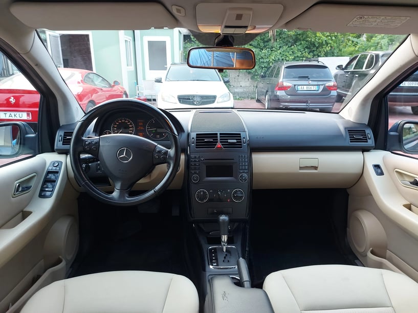 Alquila un coche en Tirana