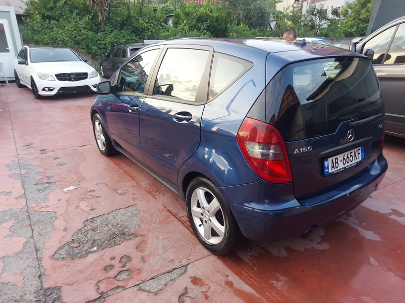 Alquila un coche en Tirana