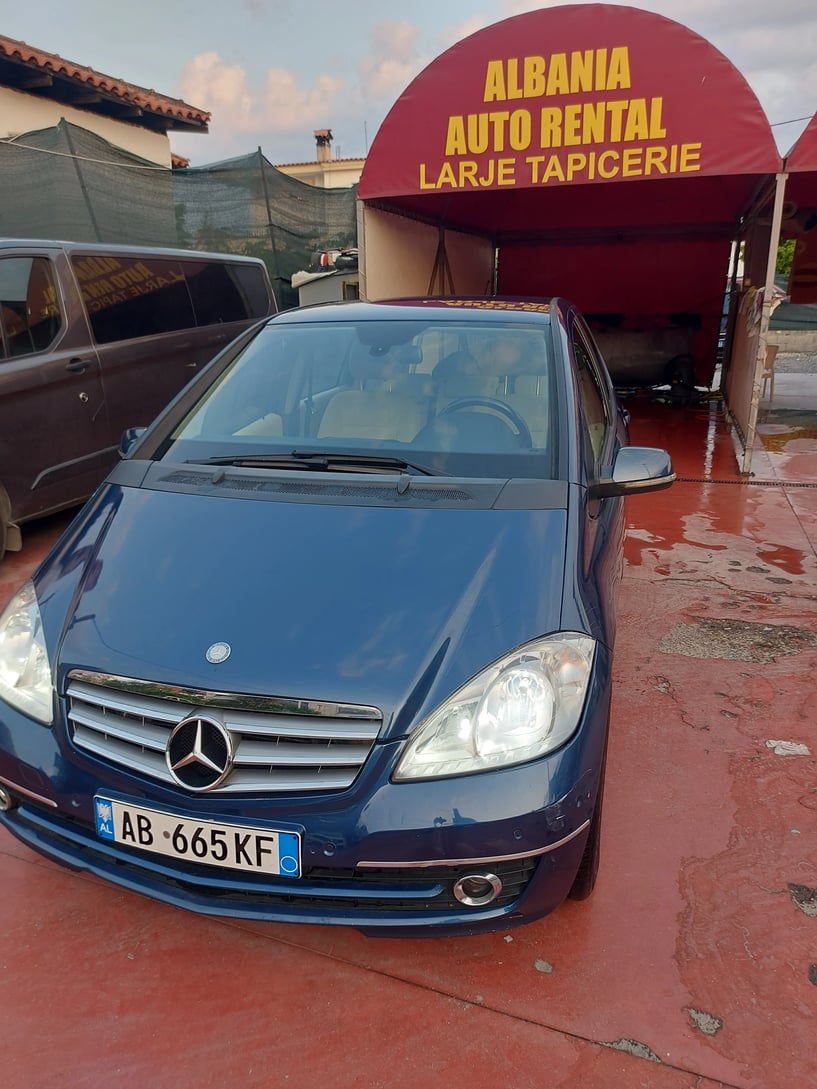 Alquila un coche en Tirana