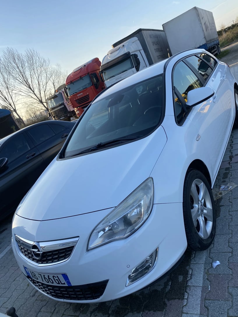 Merrni me qira një makinë në Tirana