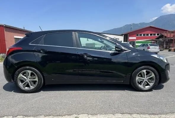 Noleggia un'auto a Tirana