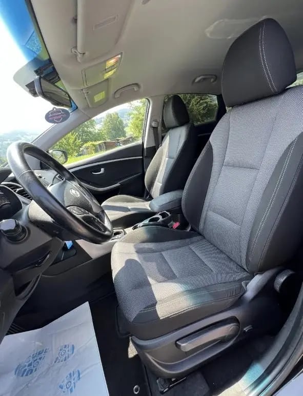 Noleggia un'auto a Tirana