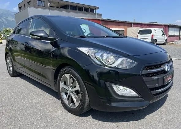 Noleggia un'auto a Tirana