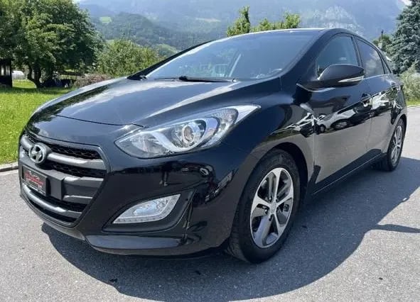 Noleggia un'auto a Tirana