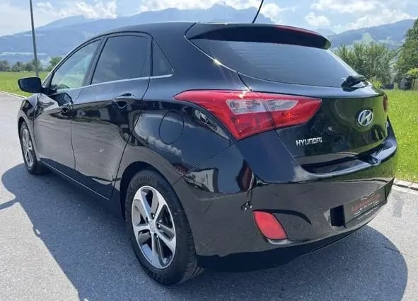 Noleggia un'auto a Tirana