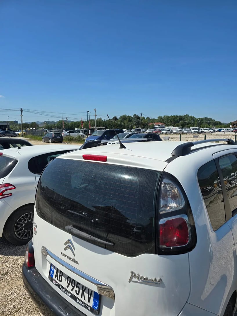 Alquila un coche en Tirana