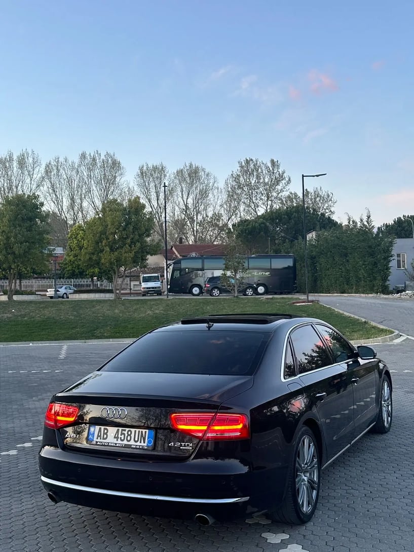 Alquila un coche en Tirana