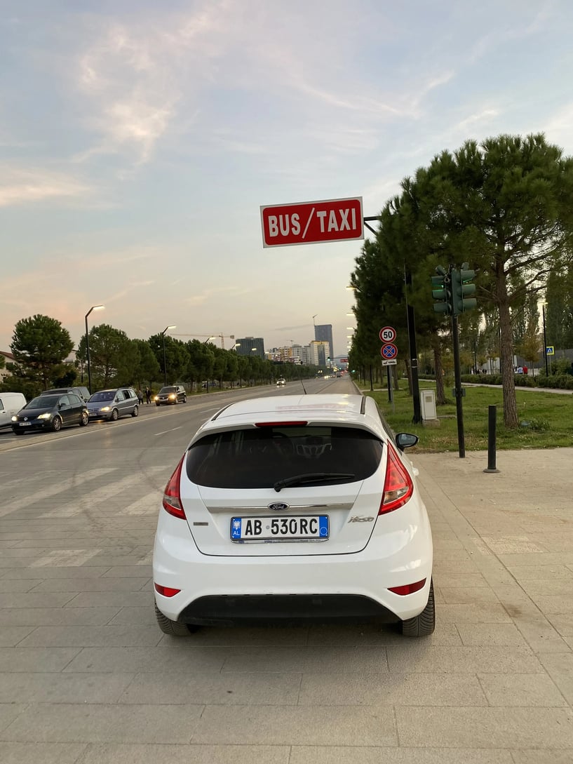 Noleggia un'auto a Tirana