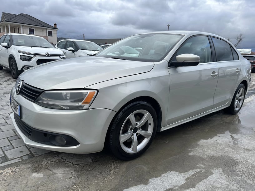 Noleggia un'auto a Tirana