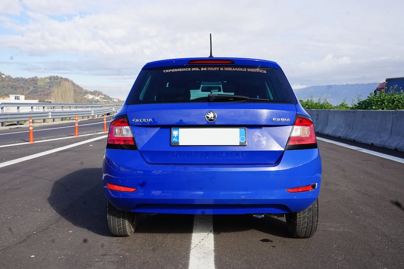 Merrni me qira një makinë në Tirana