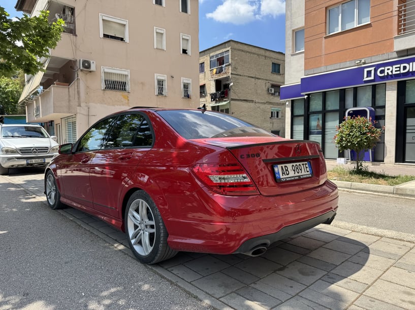 Noleggia un'auto a Tirana