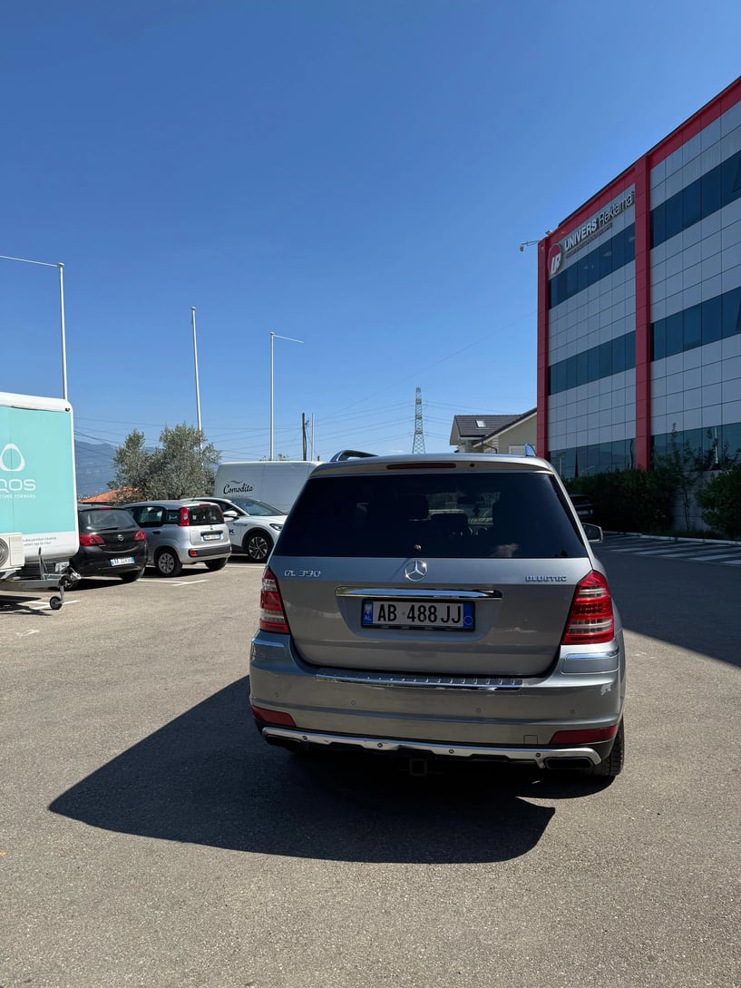 Noleggia un'auto a Tirana