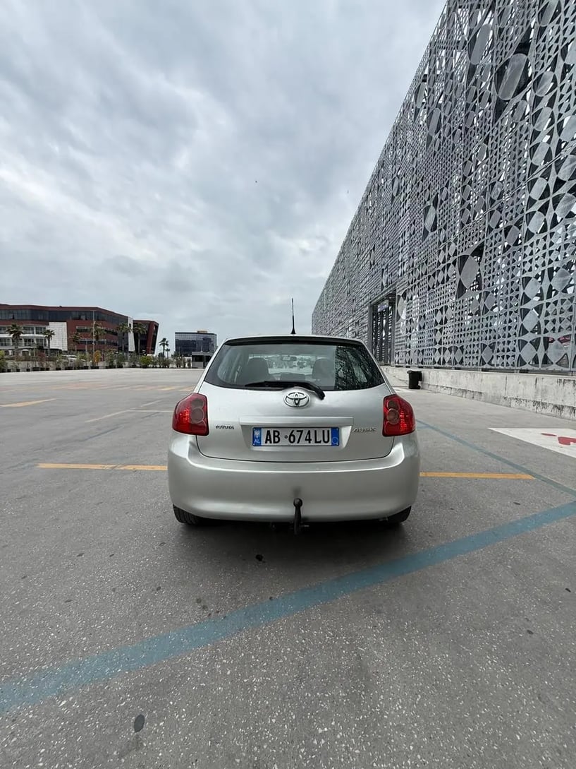 Alquila un coche en Tirana