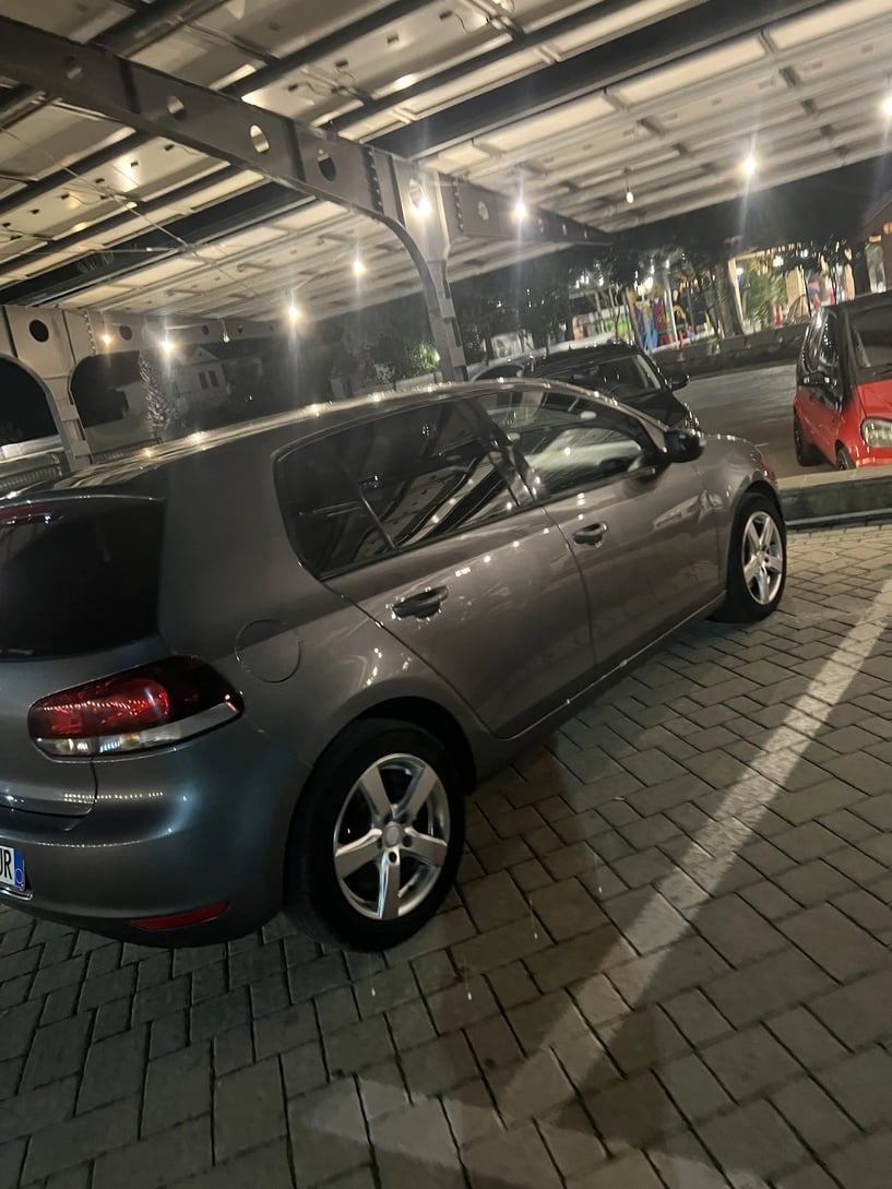 Merrni me qira një makinë në Tirana