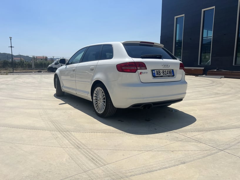 Noleggia un'auto a Tirana