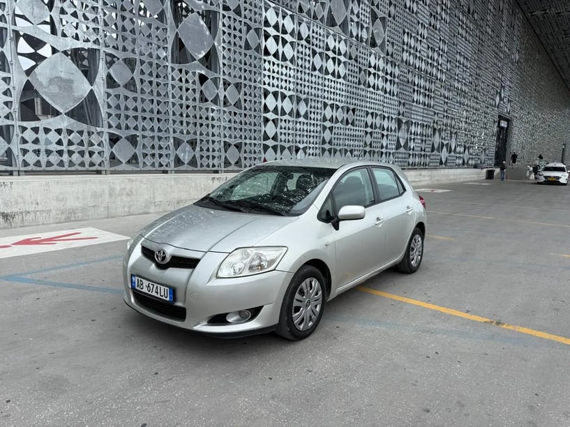 Alquila un coche en Tirana