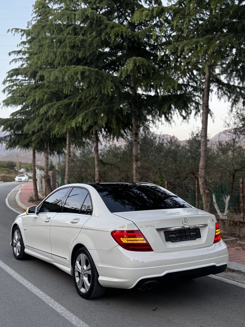 Merrni me qira një makinë në Tirana