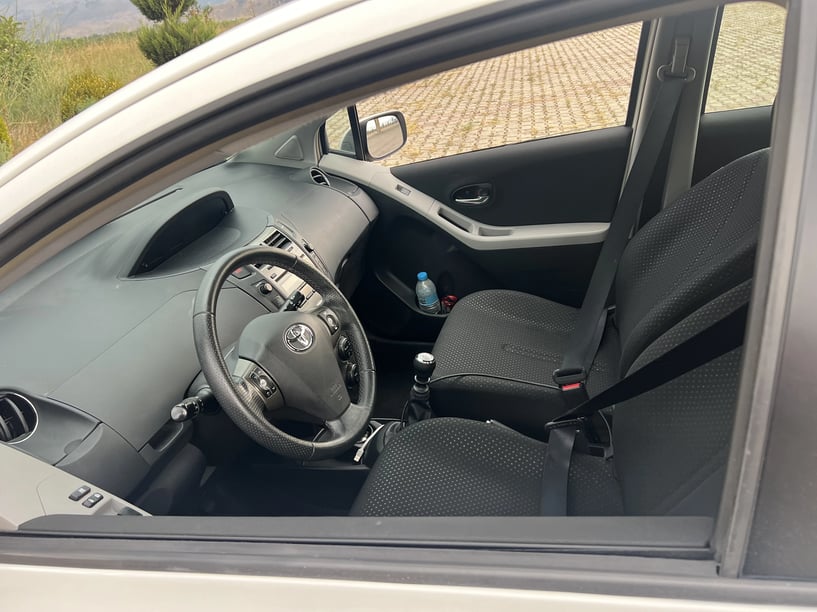 Alquila un coche en Gjirokastër