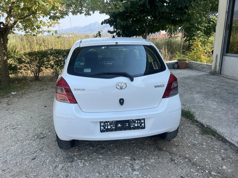 Alquila un coche en Gjirokastër