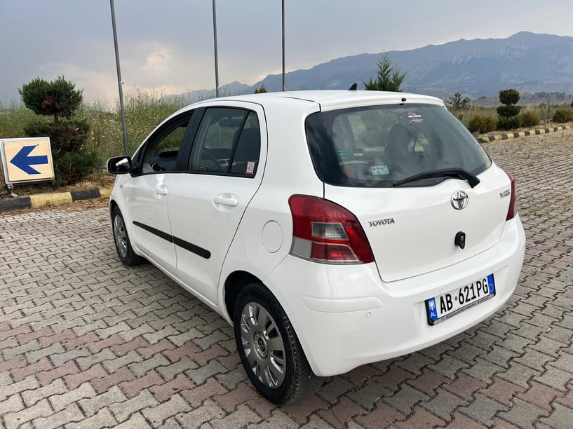 Alquila un coche en Gjirokastër