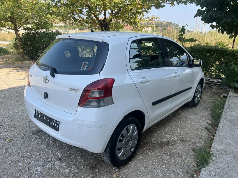 Alquila un coche en Gjirokastër