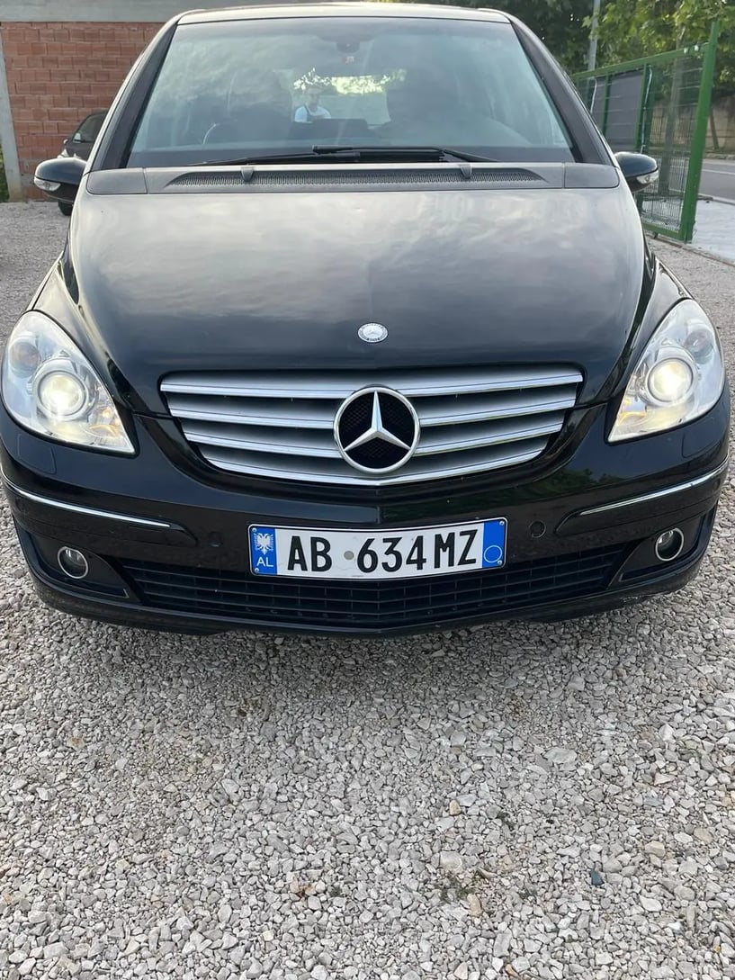 Noleggia un'auto a Tirana