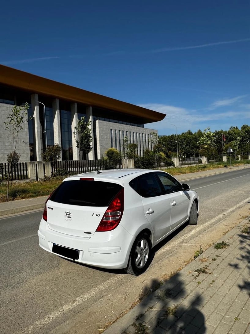 Merrni me qira një makinë në Tirana