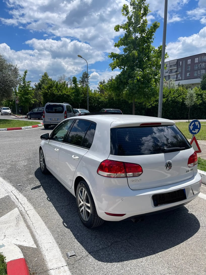 Noleggia un'auto a Tirana