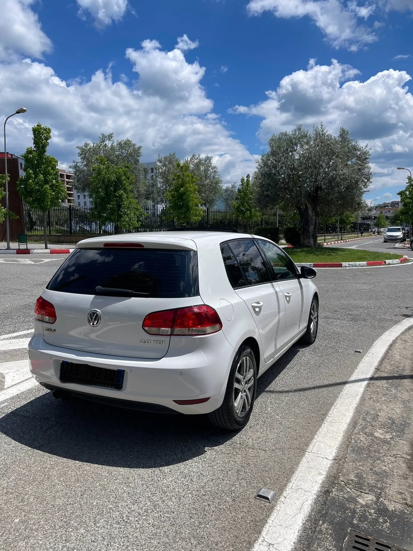 Noleggia un'auto a Tirana