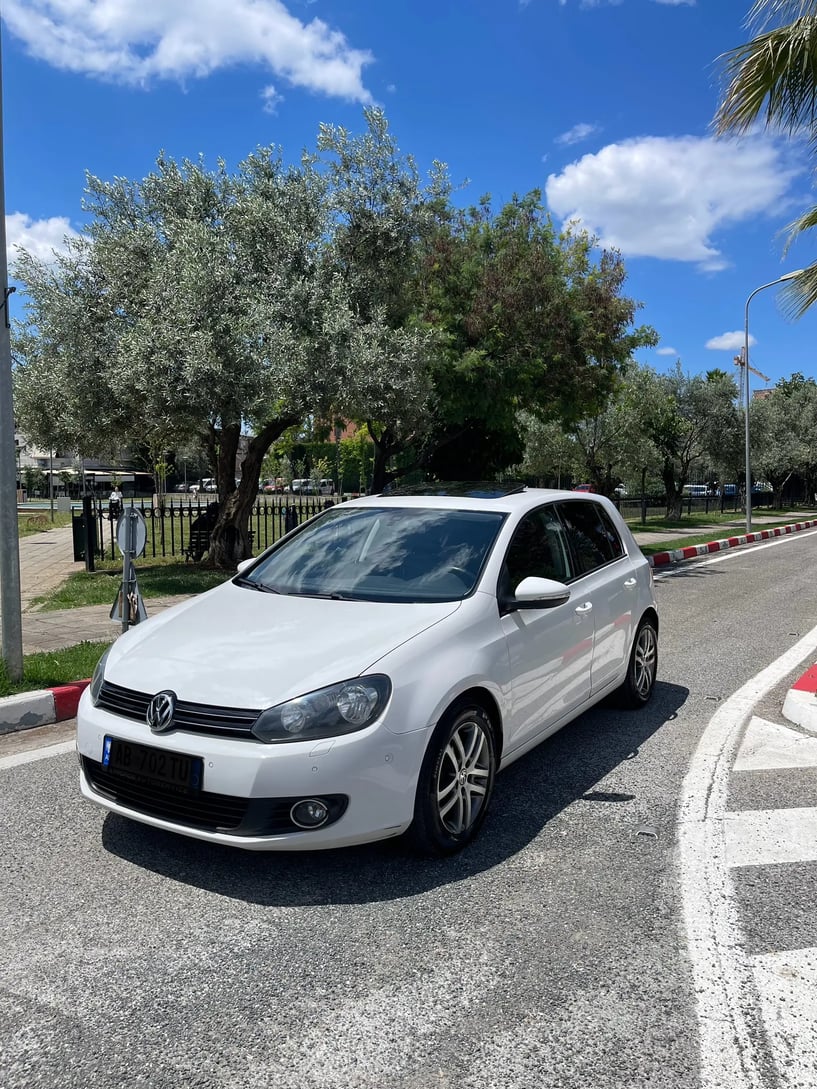 Noleggia un'auto a Tirana
