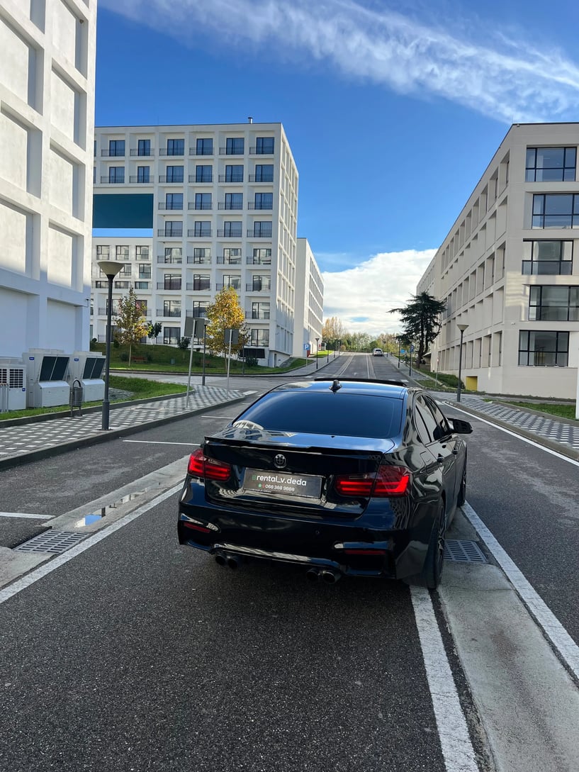 Noleggia un'auto a Tirana