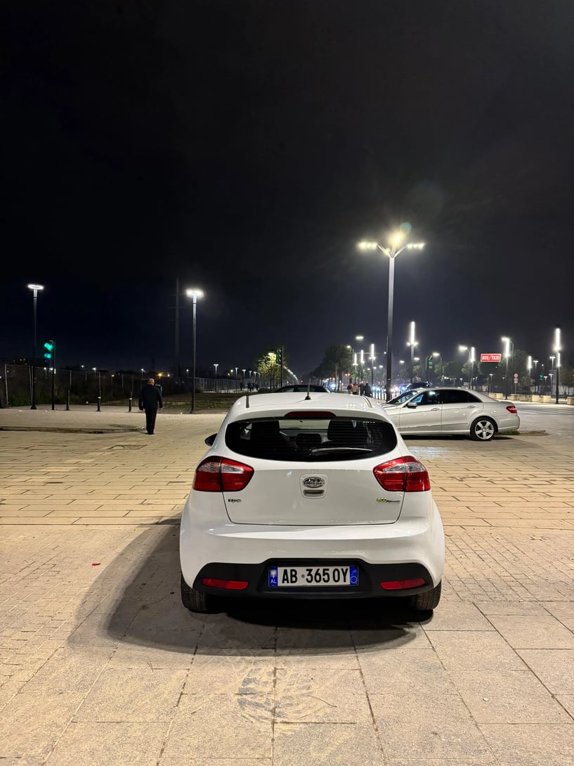 Noleggia un'auto a Tirana