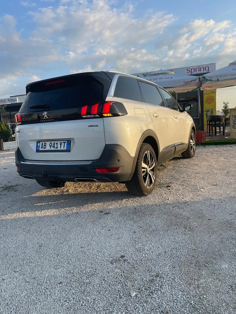 Alquila un coche en Tirana