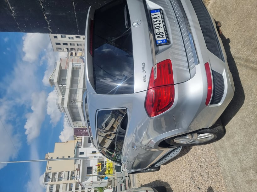 Merrni me qira një makinë në Tirana