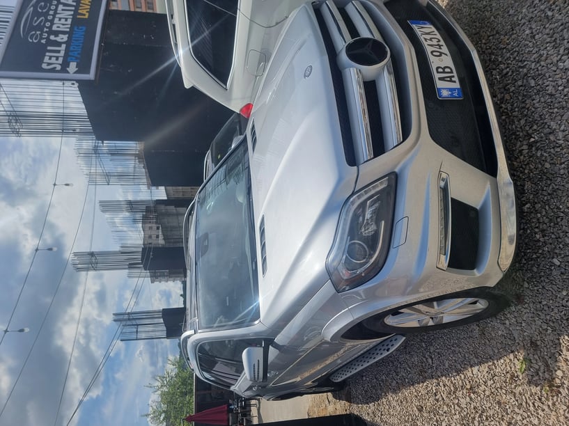 Merrni me qira një makinë në Tirana
