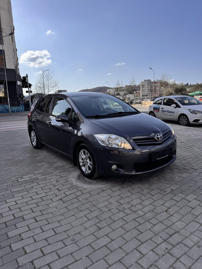 Alquila un coche en Tirana