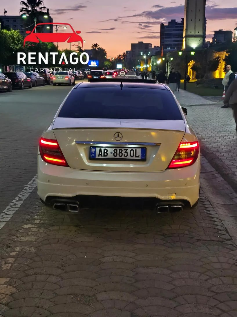 Noleggia un'auto a Tirana