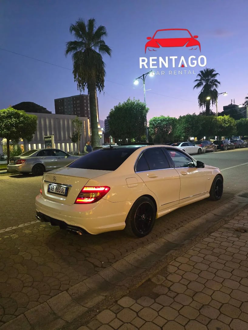 Noleggia un'auto a Tirana