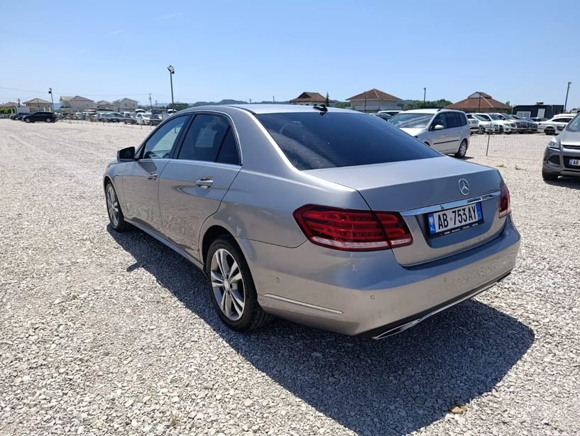 Noleggia un'auto a Tirana