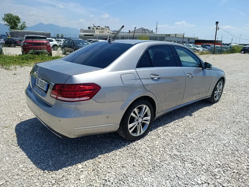 Noleggia un'auto a Tirana