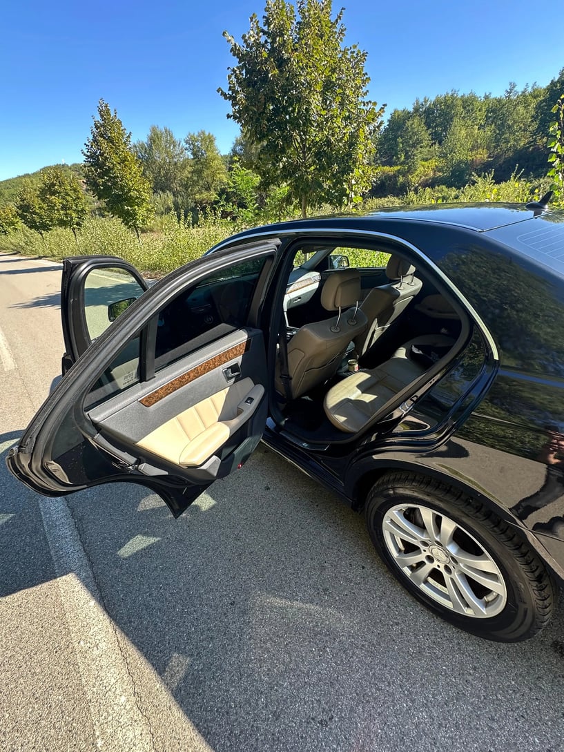 Noleggia un'auto a Sarandë